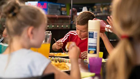 Eten tijdens een kinderfeestje bij Alma Park